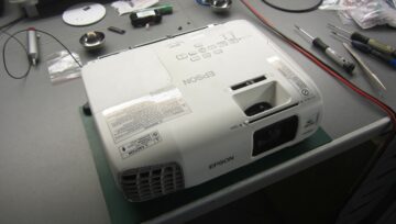 Επισκευή προτζέκτορα EPSON EB-X27 με βλάβη στην πλακέτα